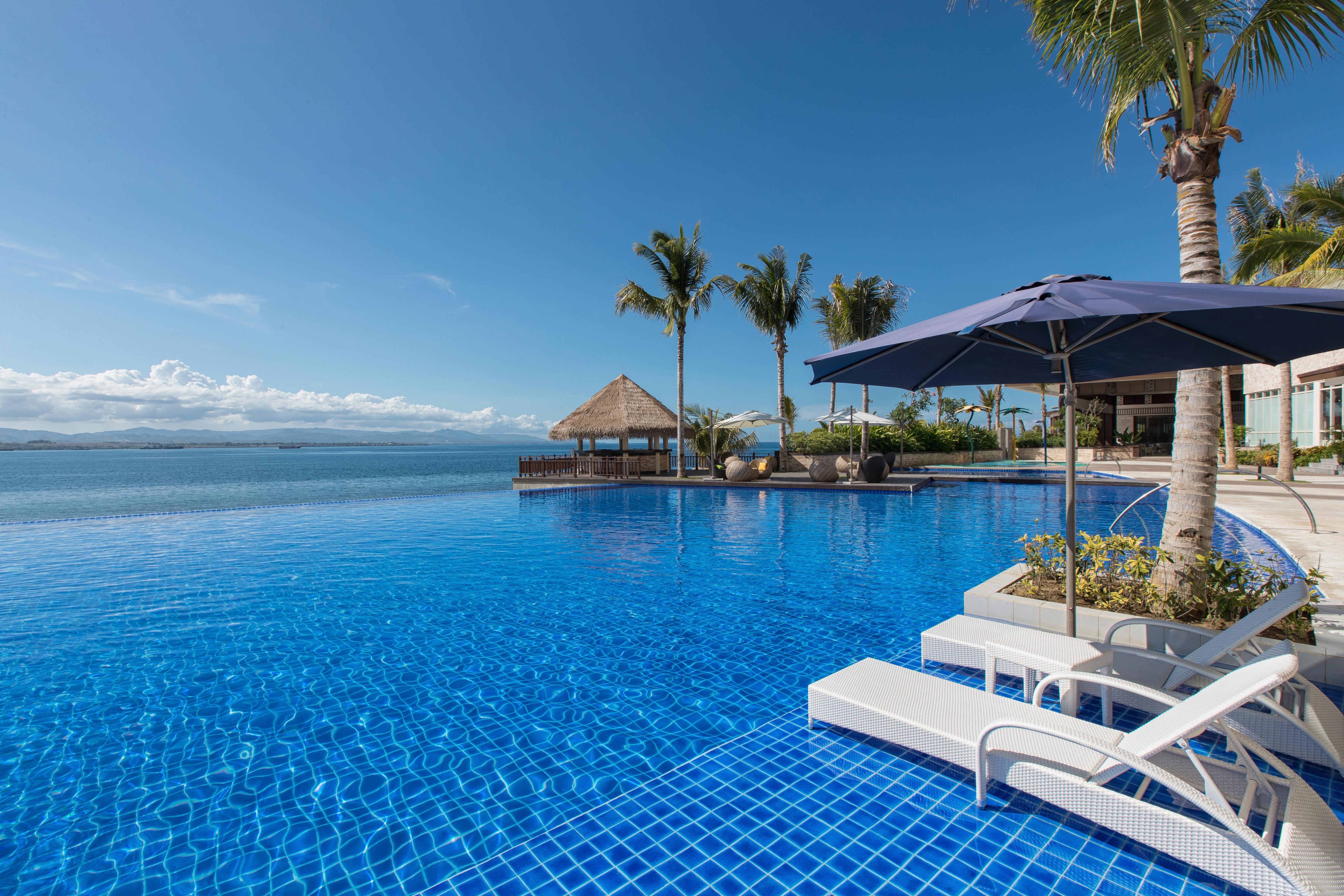 Dusit Thani Mactan Cebu Resort Lapu-Lapu City Exterior photo Infinity pool at the Shangri-La Hotel, Mactan, Cebu