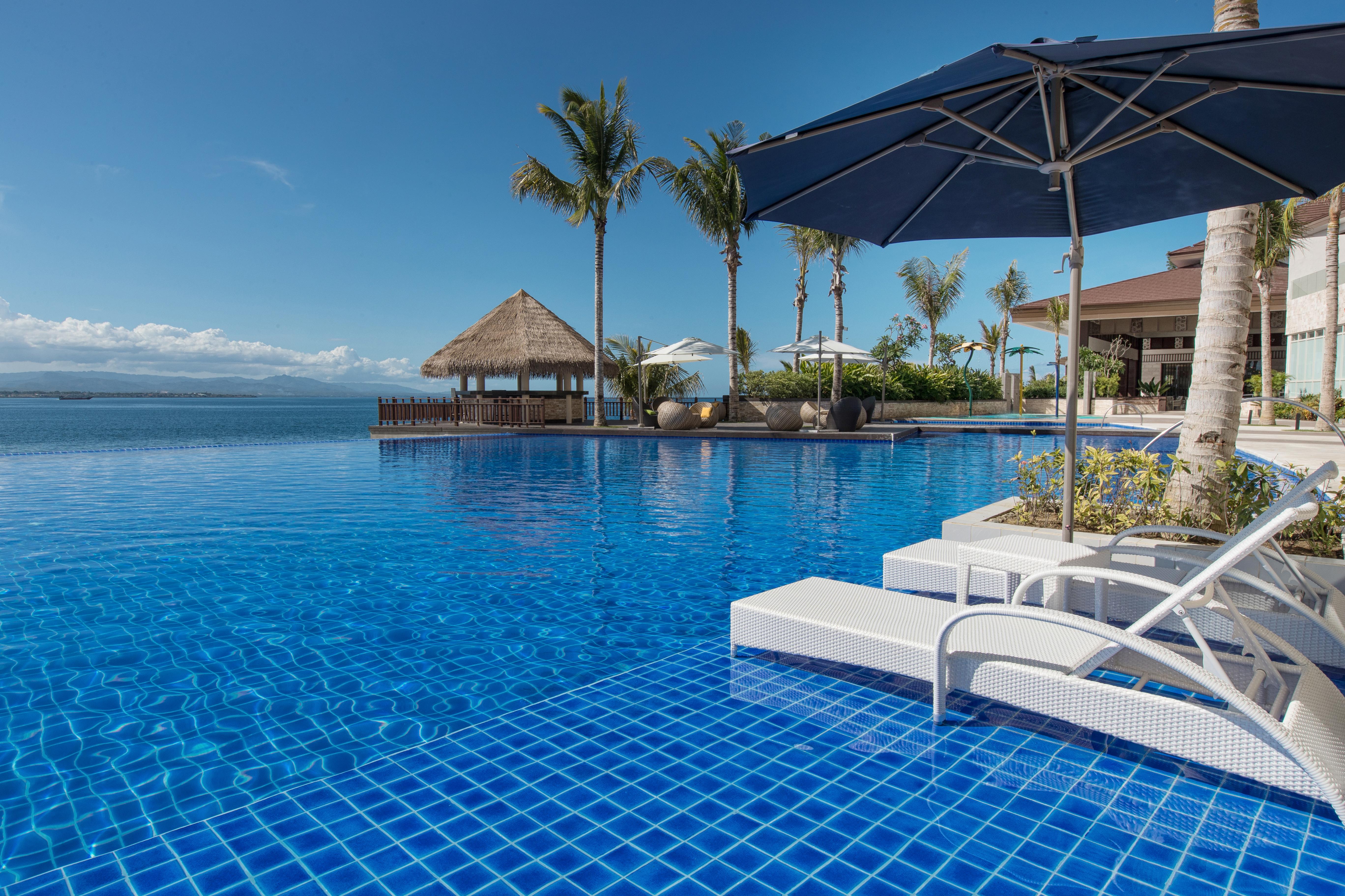 Dusit Thani Mactan Cebu Resort Lapu-Lapu City Exterior photo Infinity pool at the Shangri-La at the Fort