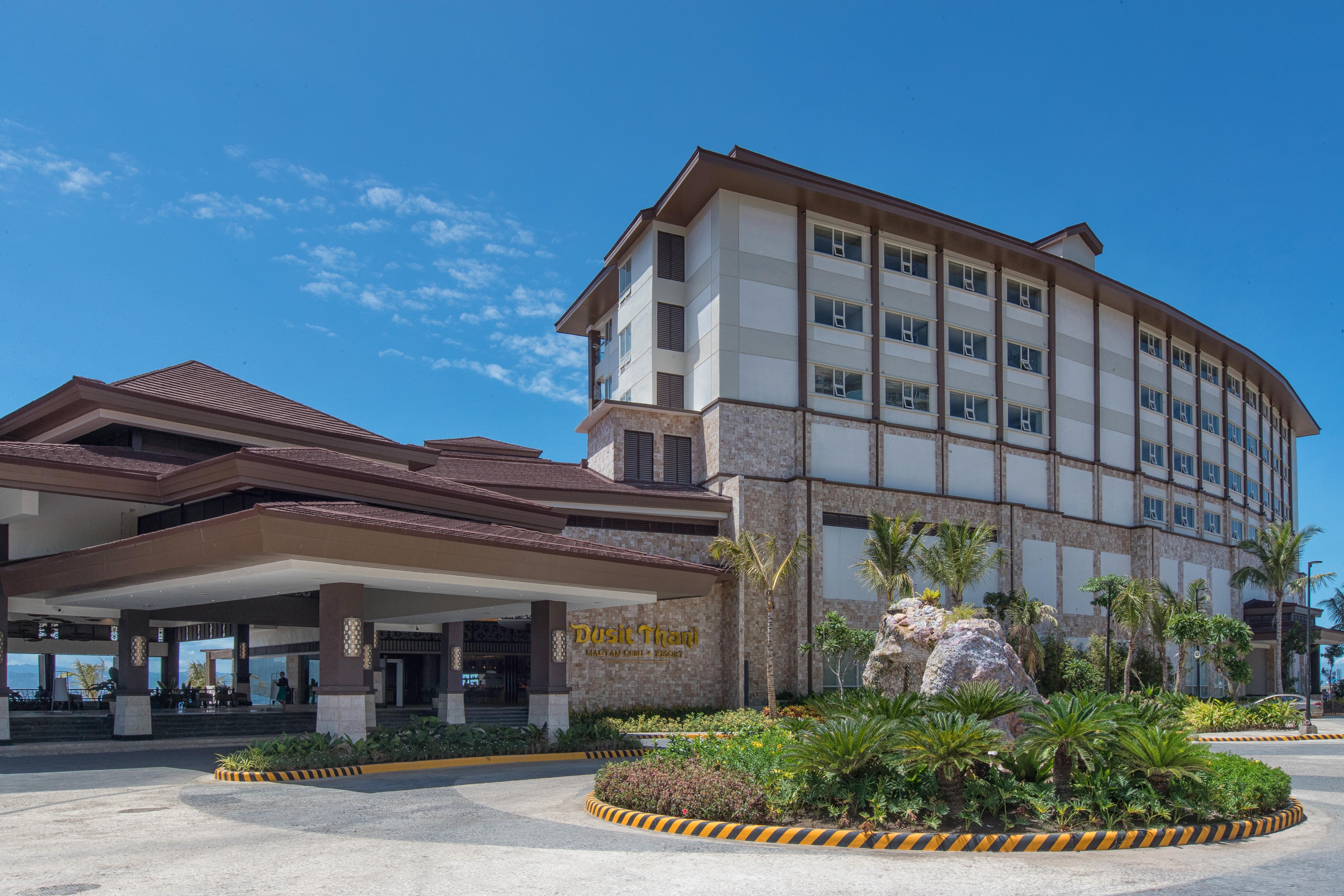 Dusit Thani Mactan Cebu Resort Lapu-Lapu City Exterior photo The hotel's main entrance