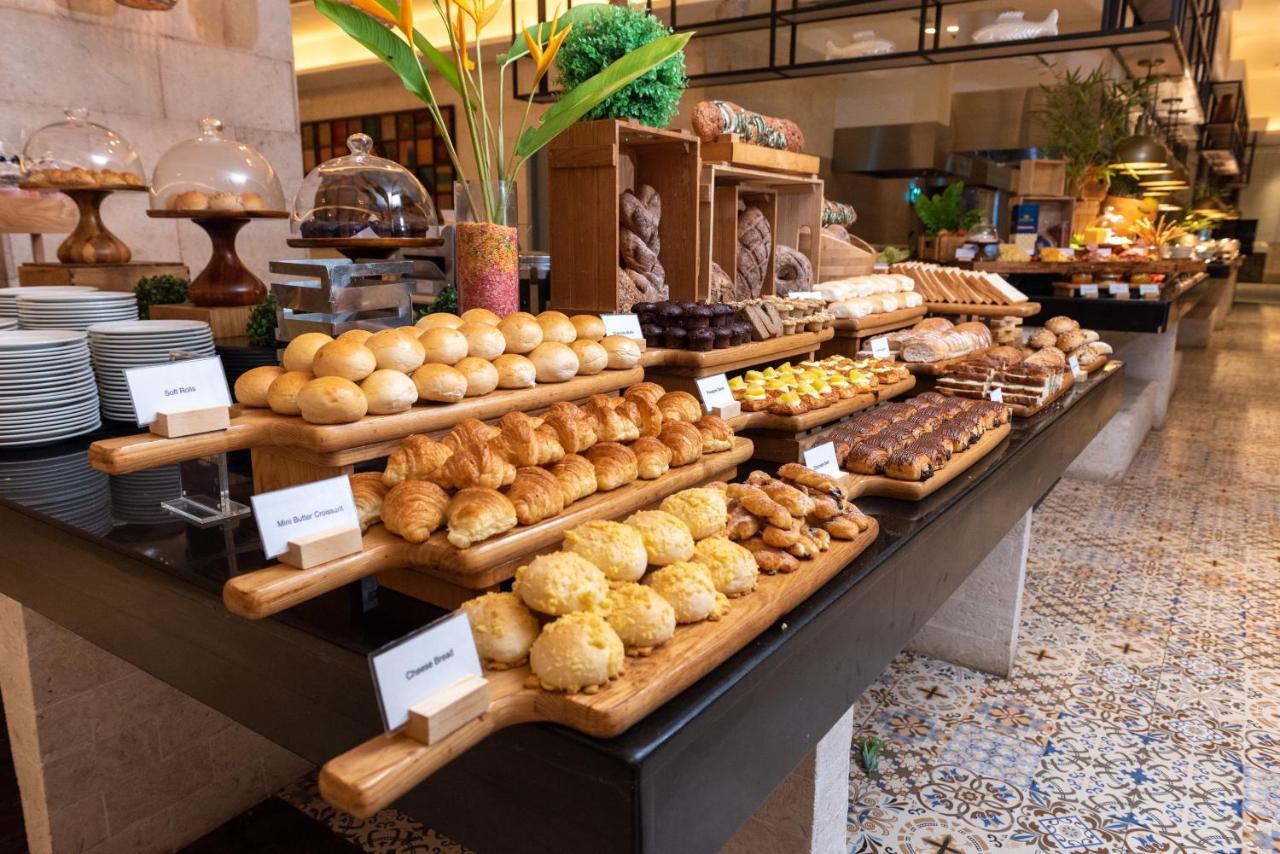 Dusit Thani Mactan Cebu Resort Lapu-Lapu City Exterior photo A bread station at a buffet
